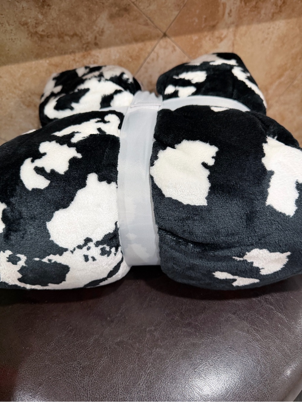 Fleece Cow-Print Queen size  Blanket – Black and White
